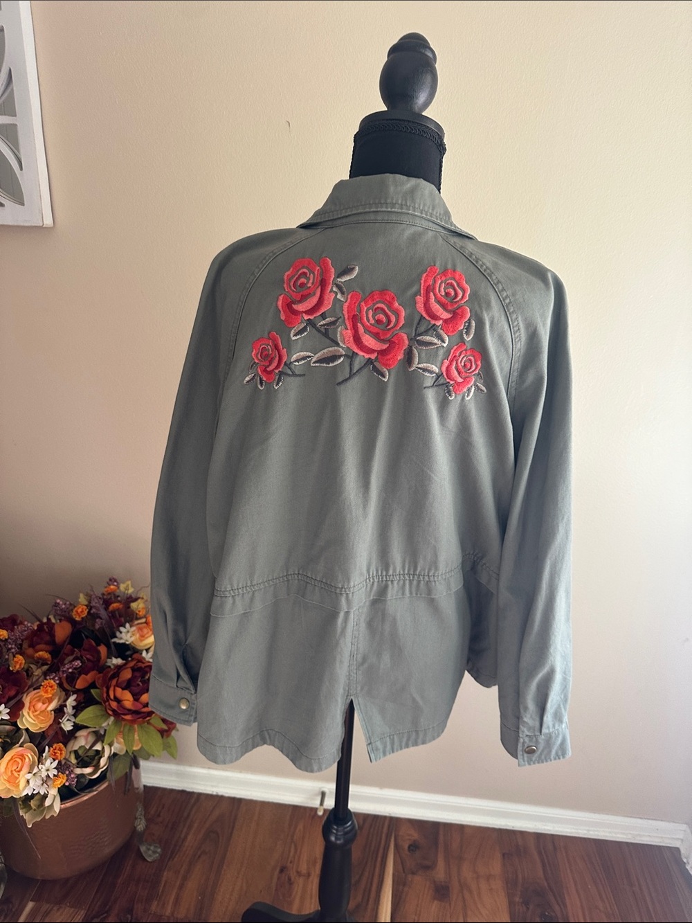 Light Olive Utility Jacket❤️Women's L   GORGEOUS EMBROIDERY of coral, pink, red